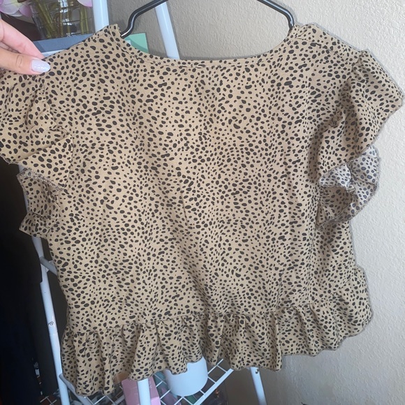 Slightly cropped flowy dotted top - Picture 2 of 4